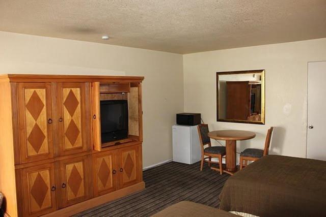פרסנו Travel Inn And Suites חדר תמונה