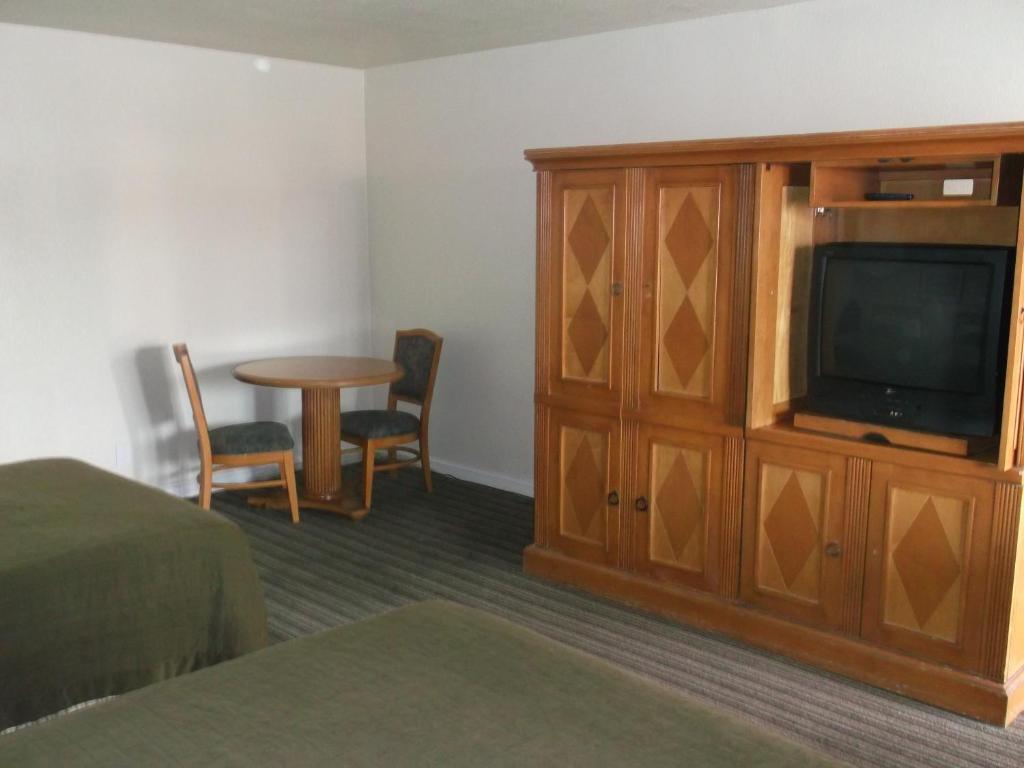פרסנו Travel Inn And Suites חדר תמונה