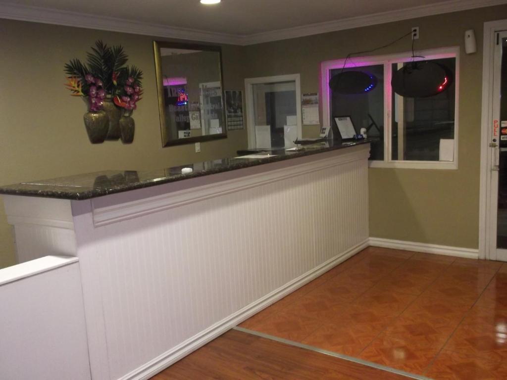 פרסנו Travel Inn And Suites מראה חיצוני תמונה